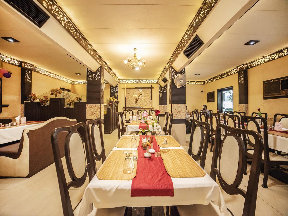 אינדורה Fabhotel Santoor Geeta Bhawan Square מראה חיצוני תמונה