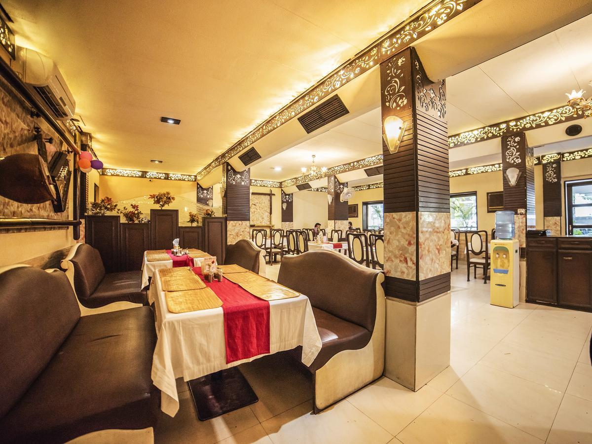אינדורה Fabhotel Santoor Geeta Bhawan Square מראה חיצוני תמונה